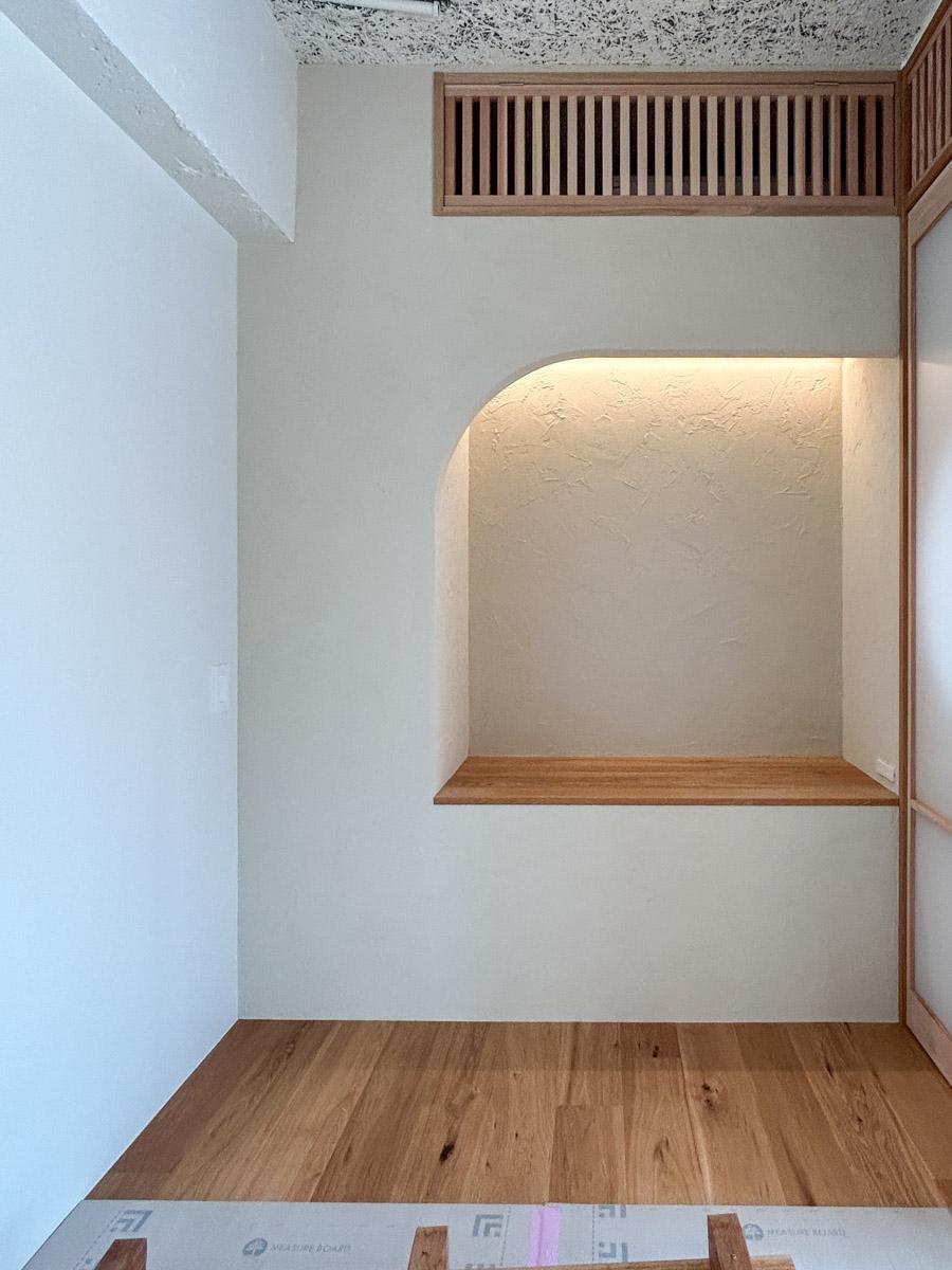 渋谷区代々木の売買物件/寝室。Rの効いた床の間のような造作が印象的です