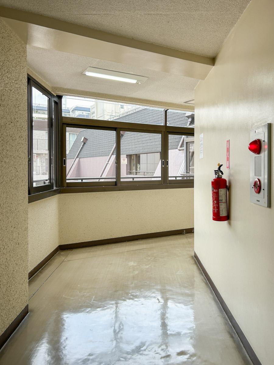 渋谷区代々木の売買物件/共用廊下も時代を感じさせてくれます