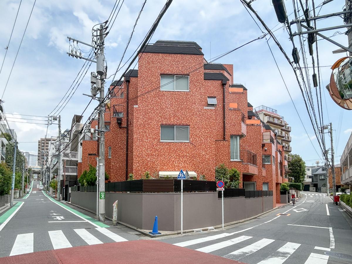渋谷区代々木の売買物件/建物外観。Y字路にたつ、レトロなマンション