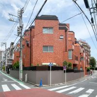 渋谷区代々木の売買物件/建物外観。Y字路にたつ、レトロなマンション