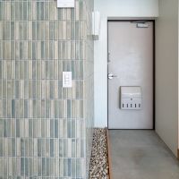 渋谷区代々木の売買物件/玄関先の造作もすっきりとした設え。淡い緑のタイルも、北欧的な色合いをもたらしてくれる大事なポイント