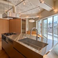 渋谷区代々木の売買物件/キッチンはリビング全体と景観を眺めることができる特等席