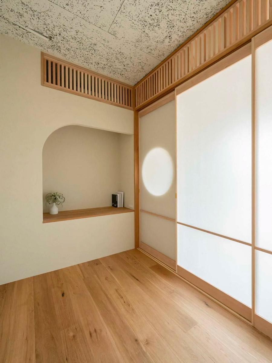 渋谷区代々木の売買物件/寝室の仕切りは障子。光が入ってきてリビングとキッパリと区切られていないつくりがポイント