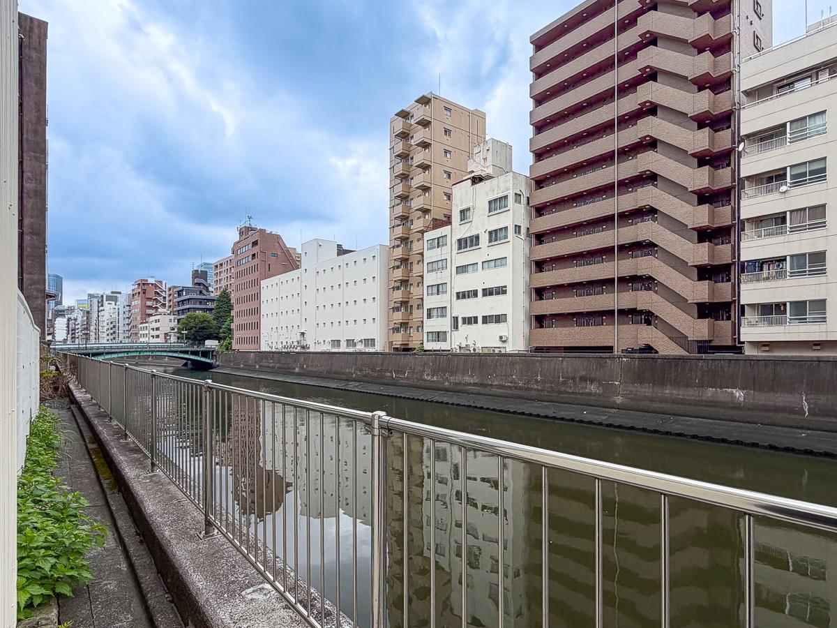 千代田区東神田の賃貸物件/窓から川を眺める