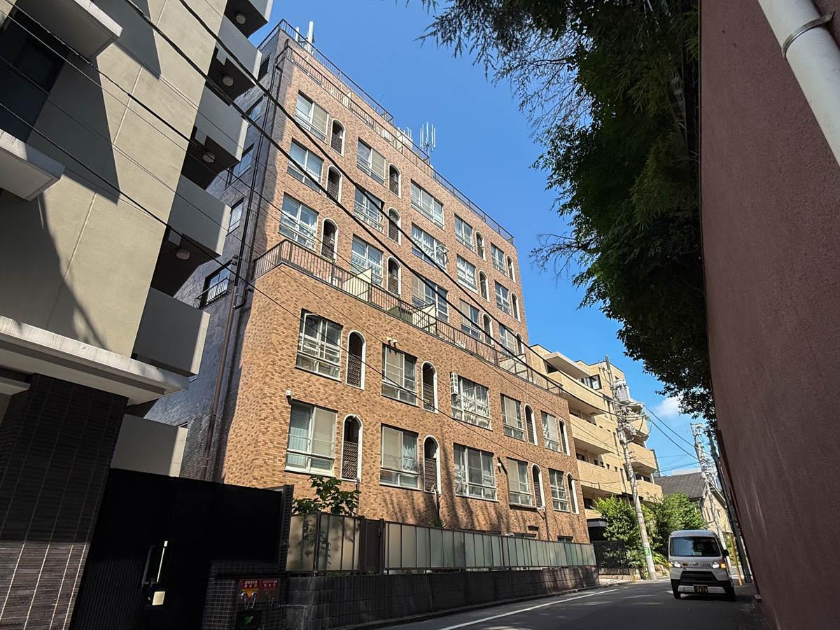 渋谷区渋谷の売買物件/こちら側が今回のお部屋がある面。向かいには、登録有形文化財「旧千葉常五郎邸」