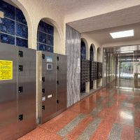 渋谷区渋谷の売買物件/エントランスにはオートロック、宅配BOX。レトロな共用部で、石なども使い、雰囲気のある空間です