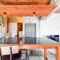 渋谷区渋谷の売買物件/テーブル越しに玄関をみる。部屋の土間とフラットにつながる玄関は広さに無駄がなくていい