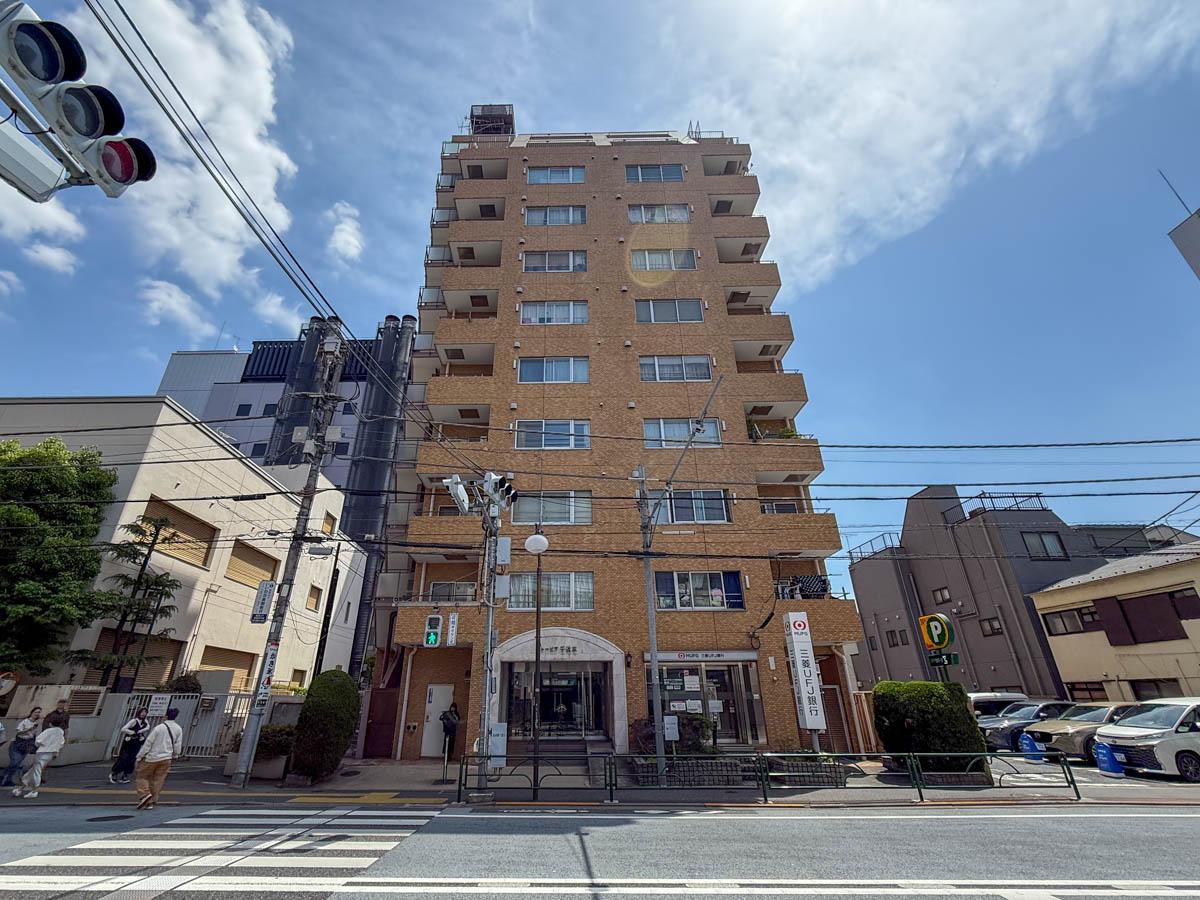 文京区千駄木の賃貸物件/外観。千駄木駅2番出口を出て真正面に建物が待っています。横断歩道を渡れば、すぐにエントランスに