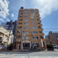 文京区千駄木の賃貸物件/外観。千駄木駅2番出口を出て真正面に建物が待っています。横断歩道を渡れば、すぐにエントランスに