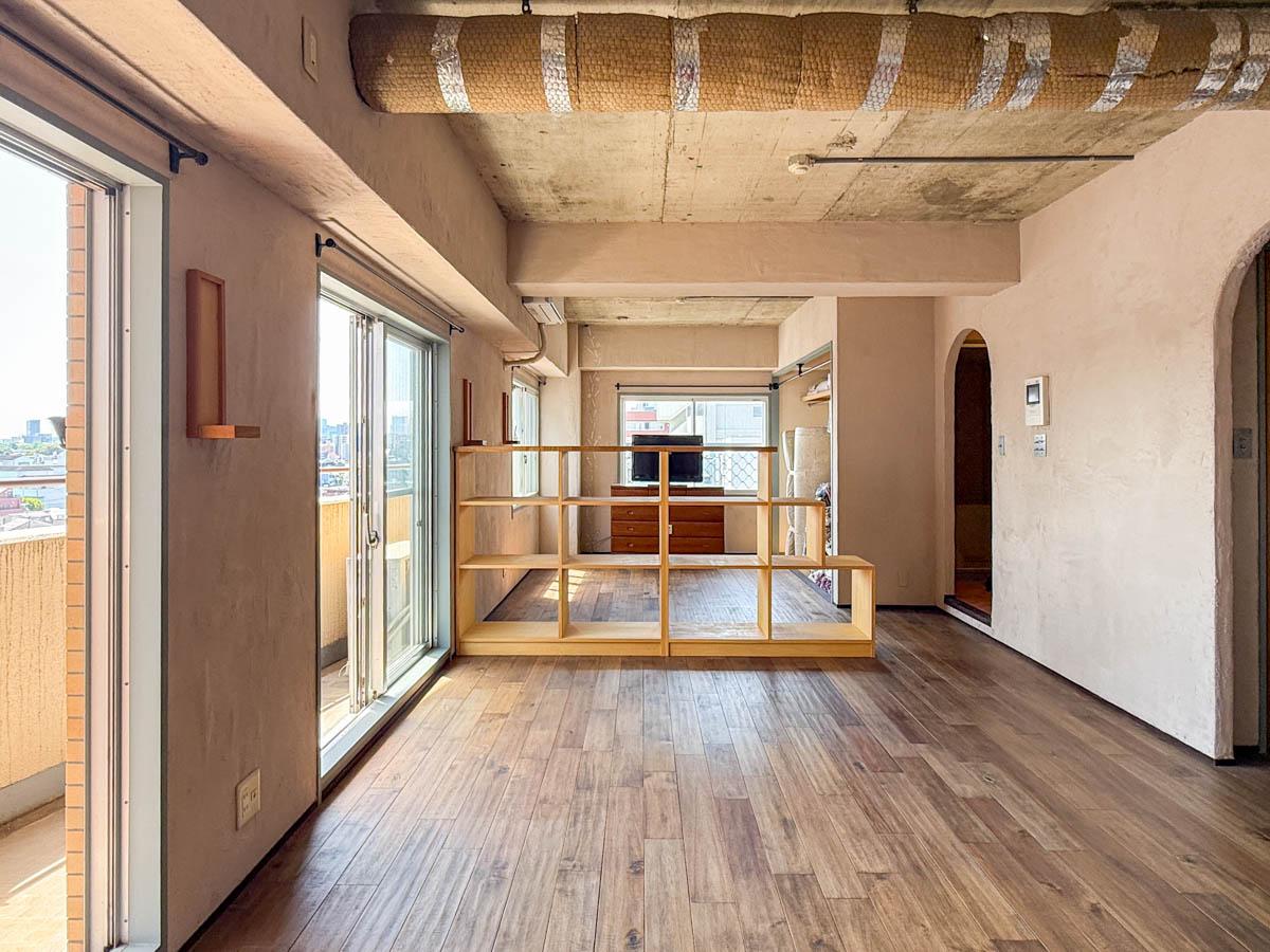 文京区千駄木の賃貸物件/部屋全体を見渡して。間にある棚が緩やかに空間を区切ります