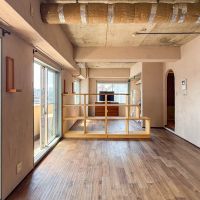 文京区千駄木の賃貸物件/部屋全体を見渡して。間にある棚が緩やかに空間を区切ります