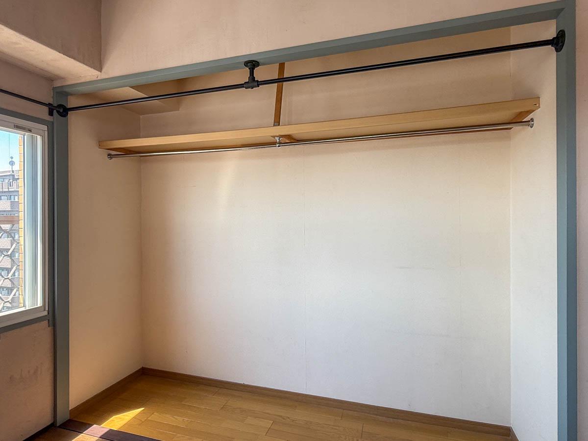 文京区千駄木の賃貸物件/オープンなクローゼット。カーテンで隠すこともできます。収納の枠をブルーグレーに塗装する色彩のセンスが好み
