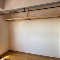 文京区千駄木の賃貸物件/オープンなクローゼット。カーテンで隠すこともできます。収納の枠をブルーグレーに塗装する色彩のセンスが好み