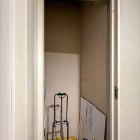 文京区千駄木の賃貸物件/玄関脇に鍵付きの物置スペースがついています