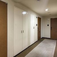 文京区千駄木の賃貸物件/内廊下のつくりです。どこかホテルのような雰囲気もある共用部