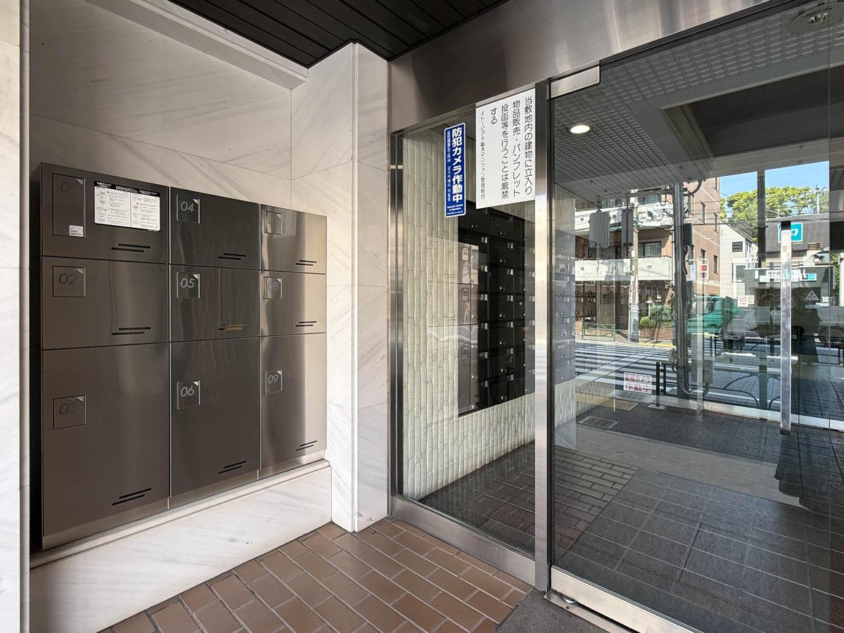 文京区千駄木の賃貸物件/宅配ボックス付き。入口はオートロックになっています