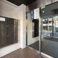 文京区千駄木の賃貸物件/宅配ボックス付き。入口はオートロックになっています