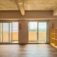 文京区千駄木の賃貸物件/窓辺の天井にはハンモックが吊るせるようなフックもついています。気持ちのいい窓辺で、ゆらゆらとまどろむ時間を楽しむこともできます