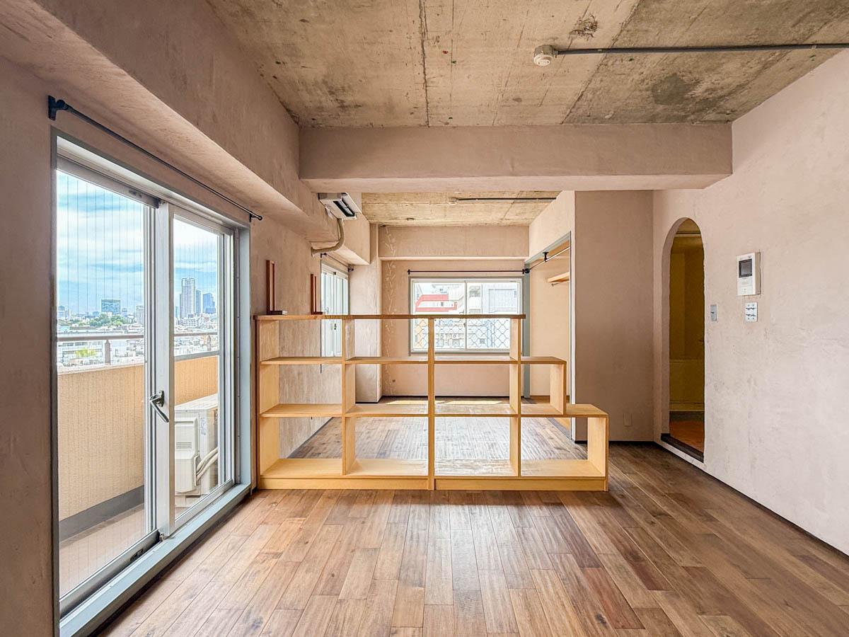 文京区千駄木の賃貸物件/部屋全体を見渡して。間にある棚が緩やかに空間を区切ります