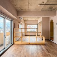 文京区千駄木の賃貸物件/部屋全体を見渡して。間にある棚が緩やかに空間を区切ります
