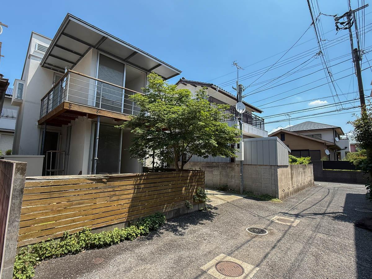 三鷹市下連雀の売買物件/目をひく外観。目の前は私道。南側道路なので、建物にたくさん日が入ります。