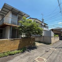 三鷹市下連雀の売買物件/目をひく外観。目の前は私道。南側道路なので、建物にたくさん日が入ります。