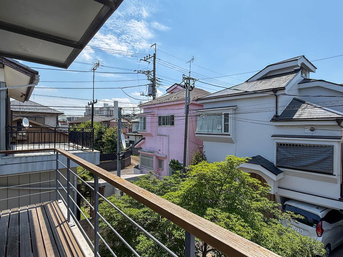 三鷹市下連雀の売買物件/ウッドデッキ敷きにバルコニーからの眺望。手すりのデザインも美しいです