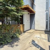 三鷹市下連雀の売買物件/駐車場、その奥に玄関