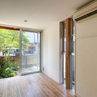 三鷹市下連雀の売買物件/南側の洋室。南向きの窓から庭の景色が楽しめる。脇にはスリット状の窓が配置され、風を通すことができる