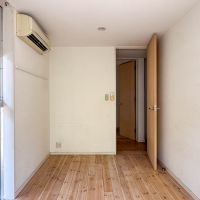 三鷹市下連雀の売買物件/南側の洋室。床は無垢材、壁がシナ材で、木を感じることができる