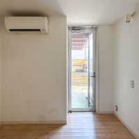 三鷹市下連雀の売買物件/北側の洋室。ガラスドアからお庭に出ることが可能
