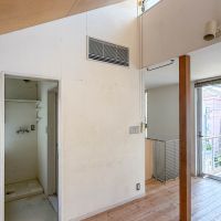 三鷹市下連雀の売買物件/ハイサイドからの光がきれい。エアコンは壁にきれいに隠蔽された設計