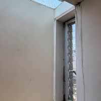 三鷹市下連雀の売買物件/キッチン出窓は豪雨の際に雨が少し滲むよう。外壁のメンテナンスが必要そうです