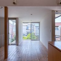 三鷹市下連雀の売買物件/キッチン側からリビングを見る。南向きにたくさん窓が開口していて気持ちいい