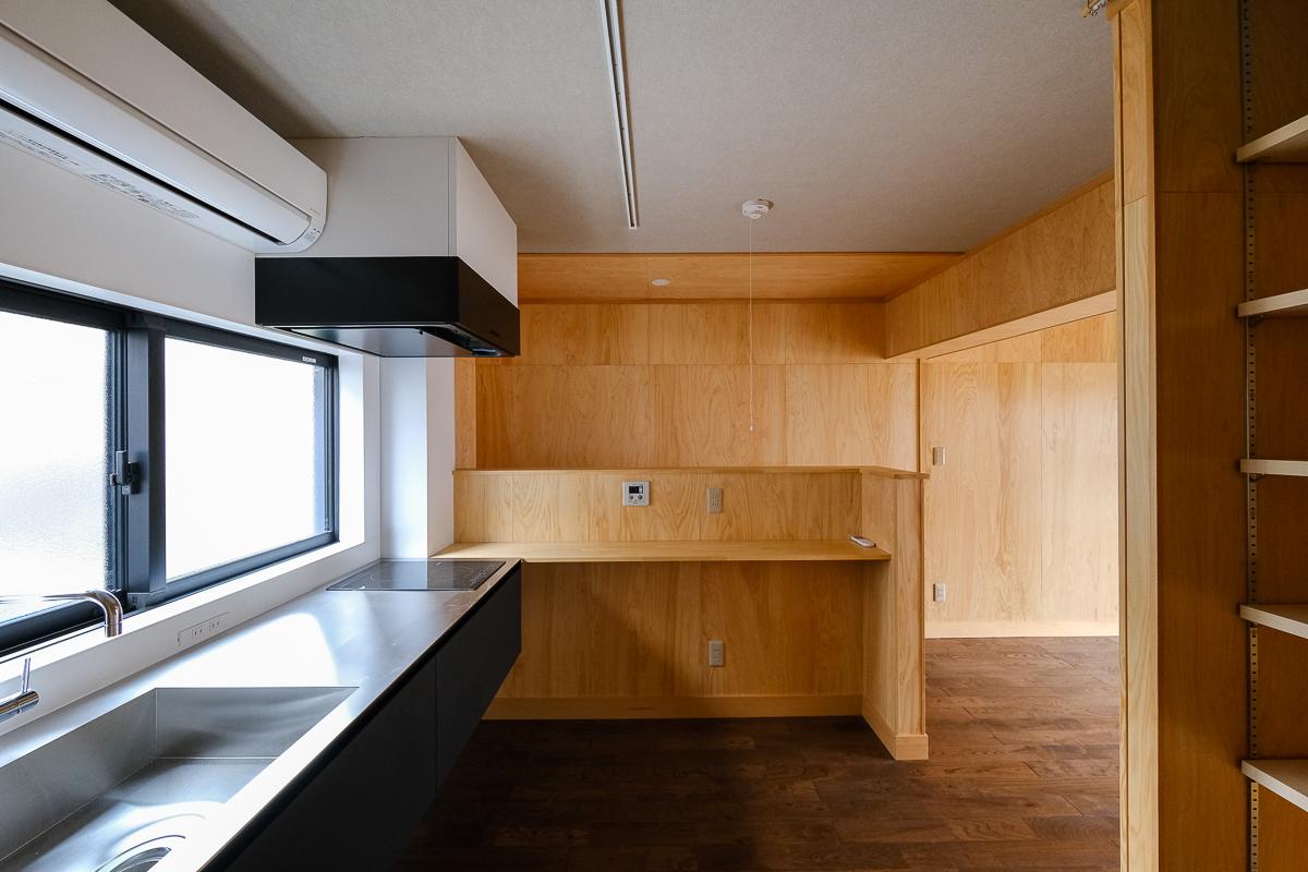 大田区田園調布の賃貸物件/キッチン。サイドにはカウンターが造作されています