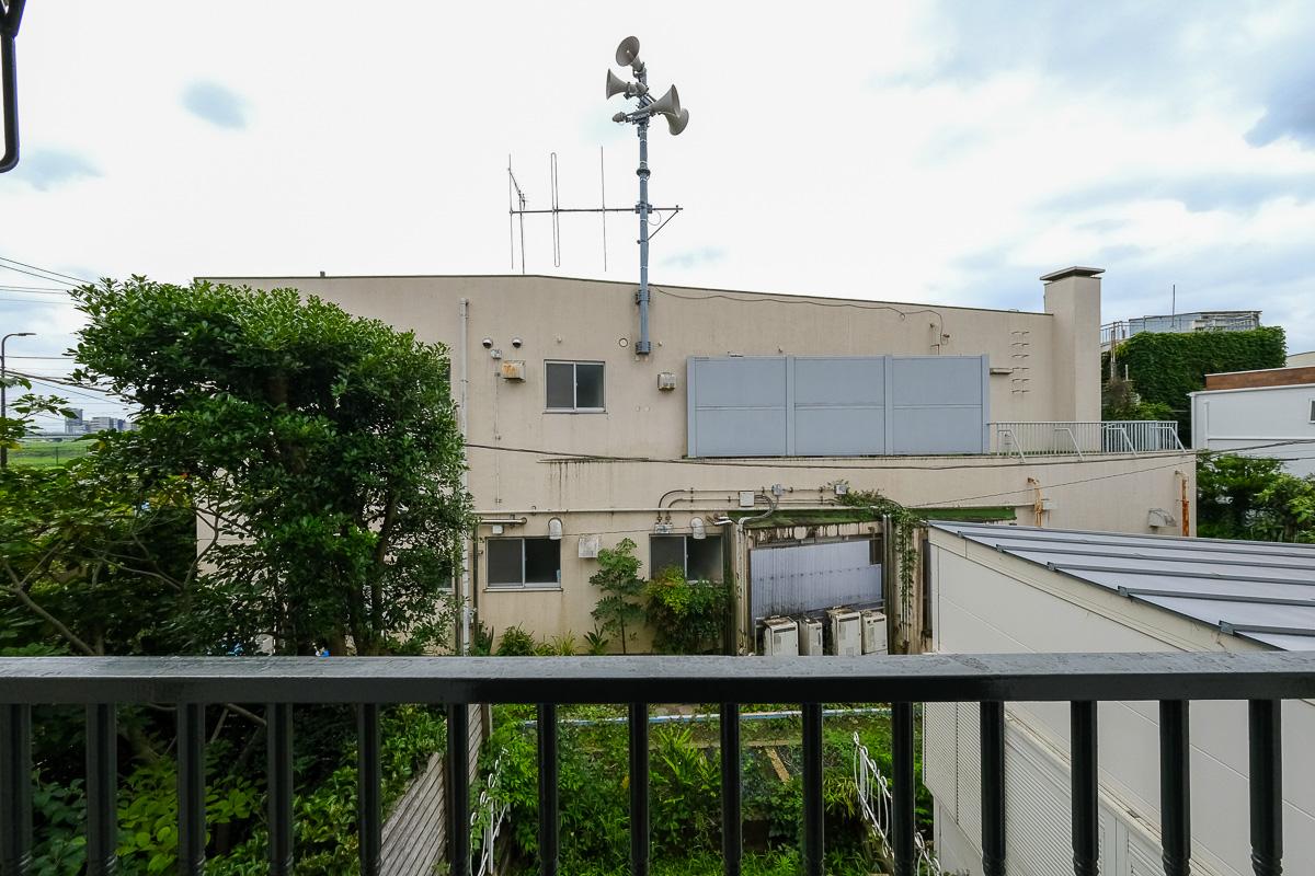 大田区田園調布の賃貸物件/バルコニーからの景色。正面の建物のすぐ向こうは多摩川の土手です