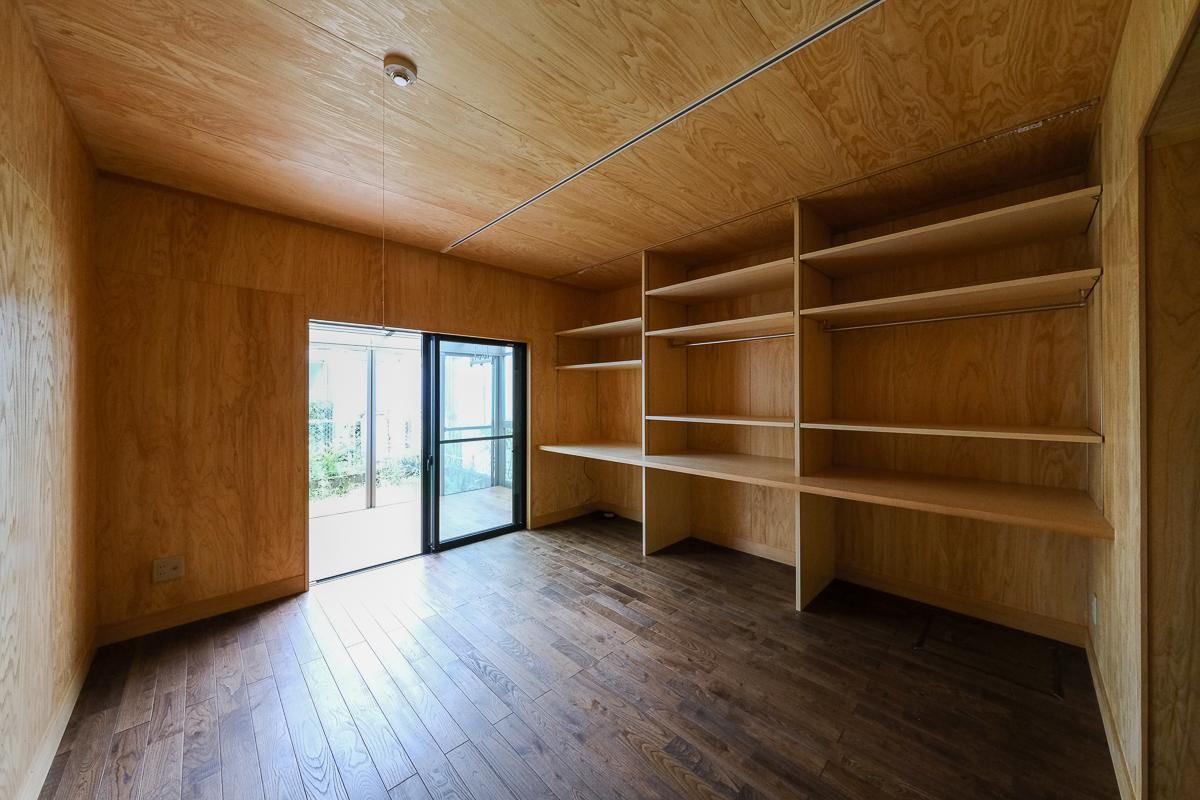 大田区田園調布の賃貸物件/1階の洋室。1,2階ともにペアガラスのサッシを導入しているため、断熱性が上がっています