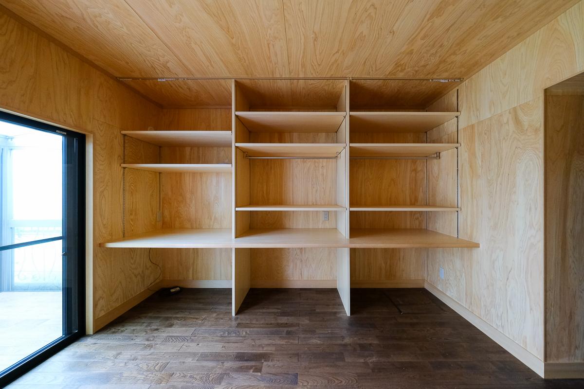 大田区田園調布の賃貸物件/造作された収納兼デスクスペース。棚板は自由に高さが調節できます