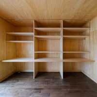 大田区田園調布の賃貸物件/造作された収納兼デスクスペース。棚板は自由に高さが調節できます