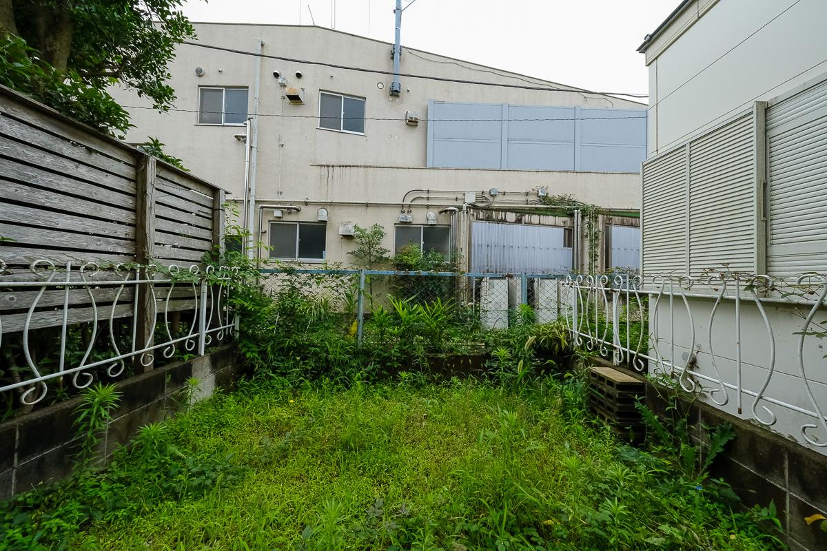 大田区田園調布の賃貸物件/サンルームの先には小庭