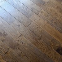 大田区田園調布の賃貸物件/良い色味の無垢フローリング。うづくりという手法で表面に凹凸を作り、足触りが心地よいものが使用されています