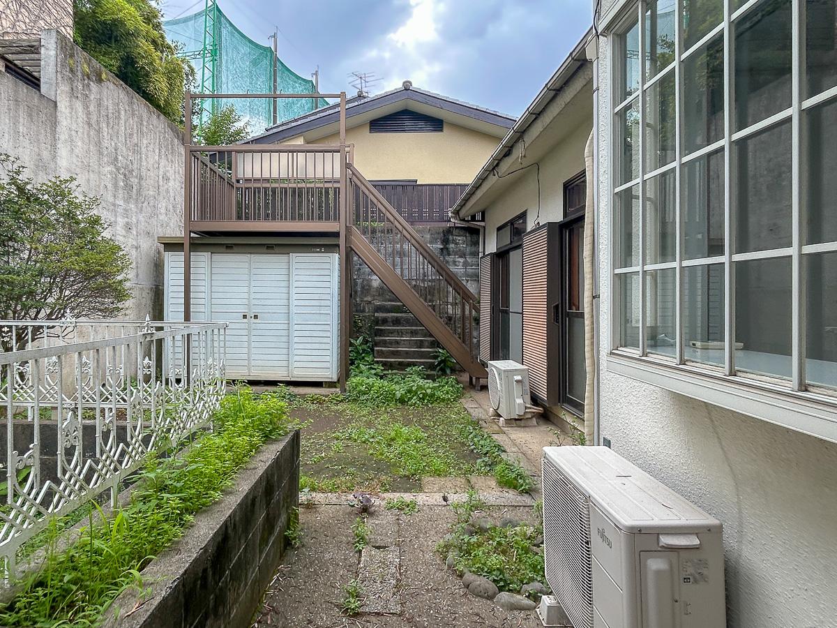 杉並区西荻北の賃貸物件/庭への通り道