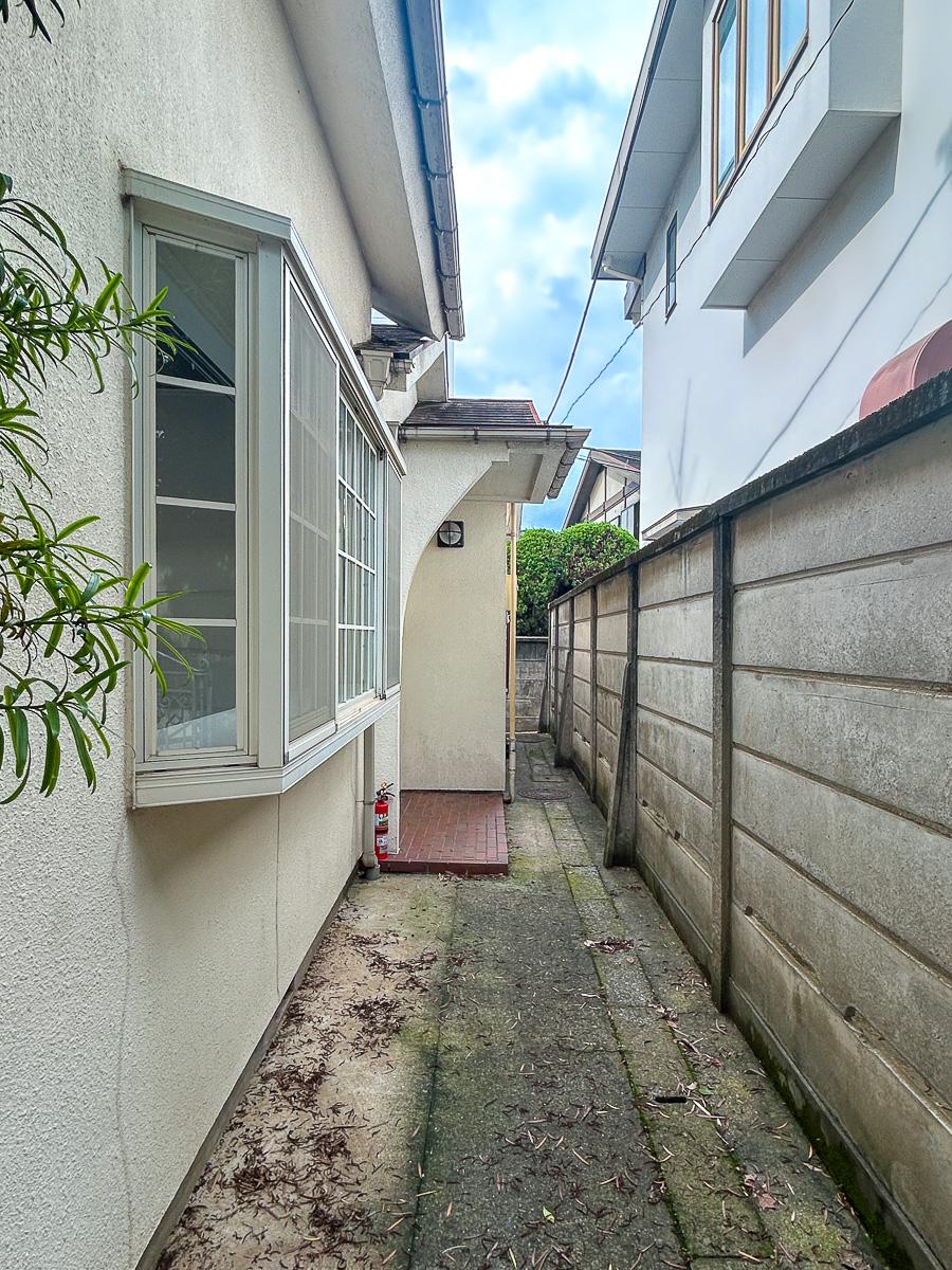 杉並区西荻北の賃貸物件/玄関までの脇道