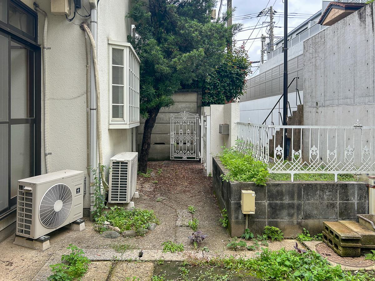 杉並区西荻北の賃貸物件/庭から門側を見る