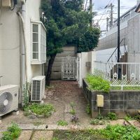 杉並区西荻北の賃貸物件/庭から門側を見る