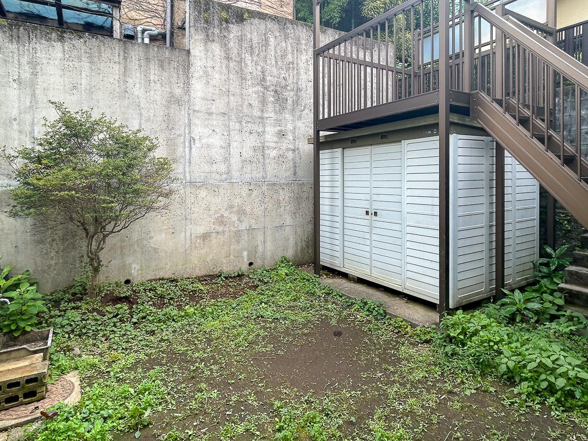 杉並区西荻北の賃貸物件/目の前の庭。隣地と隔たれ、プライベートな環境