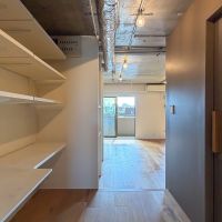 目黒区目黒本町の賃貸物件/土間とLDKの間の小上がり。右にサニタリースペース