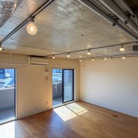 目黒区目黒本町の賃貸物件/照明はライティングレールで自由に配置可能
