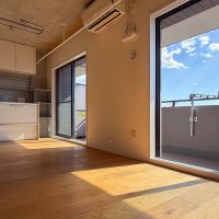 目黒区目黒本町の賃貸物件/窓からは、燦々とした光が降り注ぎます。