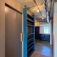 目黒区目黒本町の賃貸物件/ネイビーの棚がアクセント。